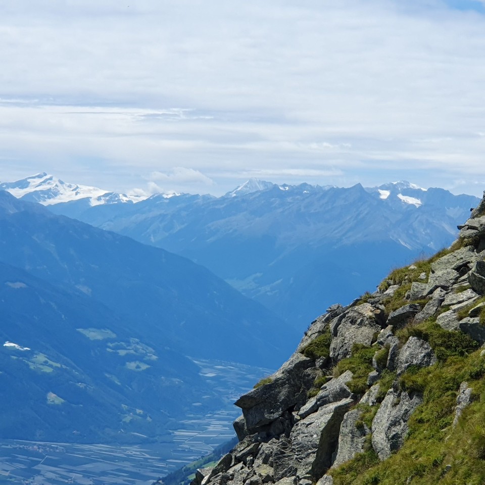 Italien - Meran - In der Ferne ganz links ist der schneebedekte 3905 m hohe Ortler zu sehen. 