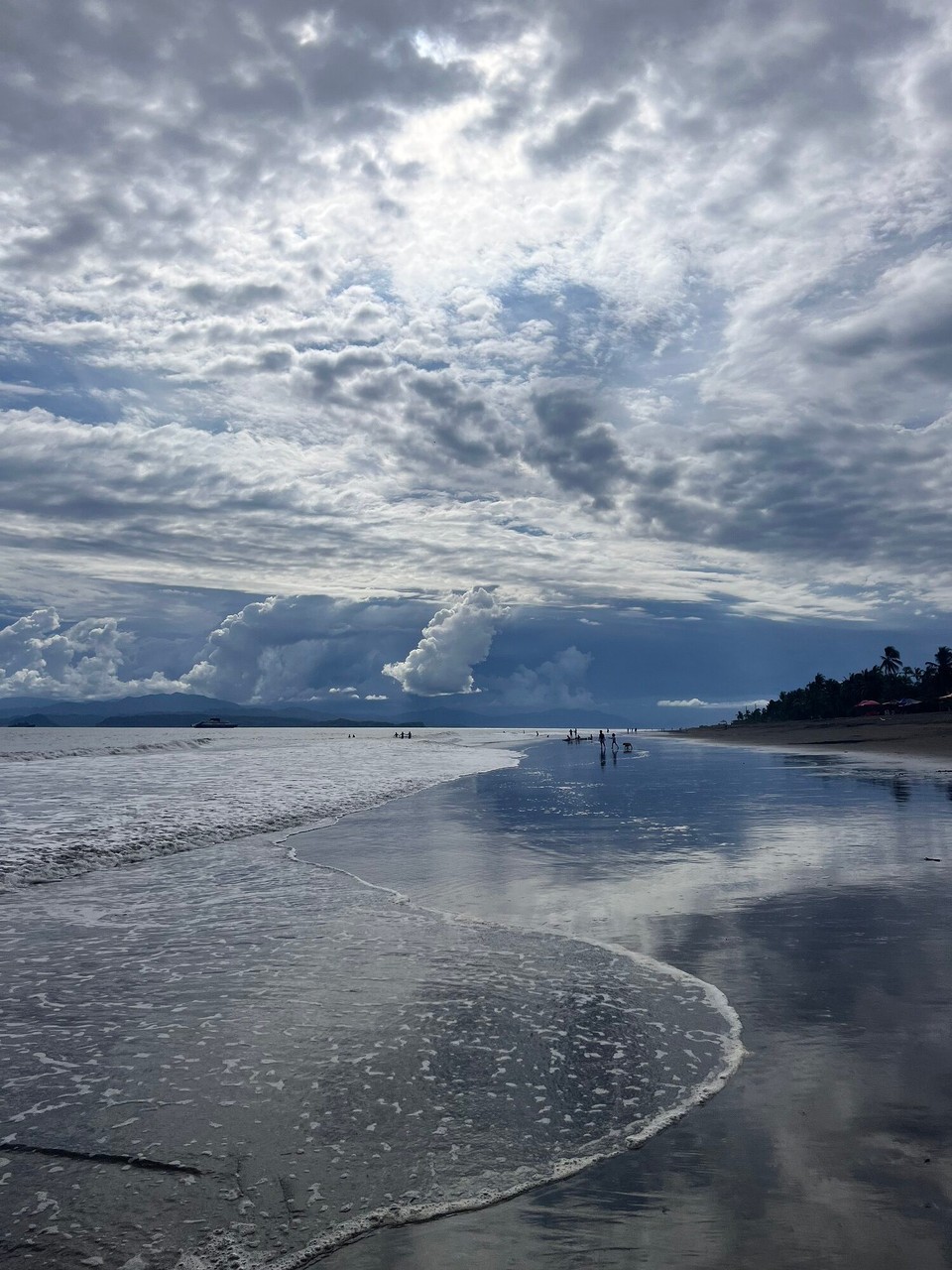 Costa Rica - Puntarenas - Denn simmer an Strand und für es schöns Foti het‘s glengt aber au de Strand het fürchterlich gstunke und isch mega zuegmüllt gsi