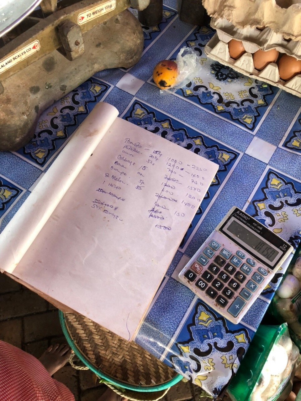 Kenia - Mombasa - Rechnen hin und her dass wir so viel wie möglich aus dem Rest Geld mitnehmen können😂👍🏿