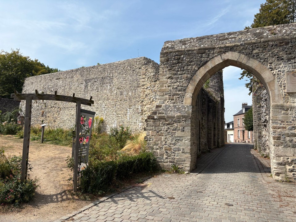  -  - Das Stadttor durch welches die Gefangene Jean-d‘arc gebracht wurde