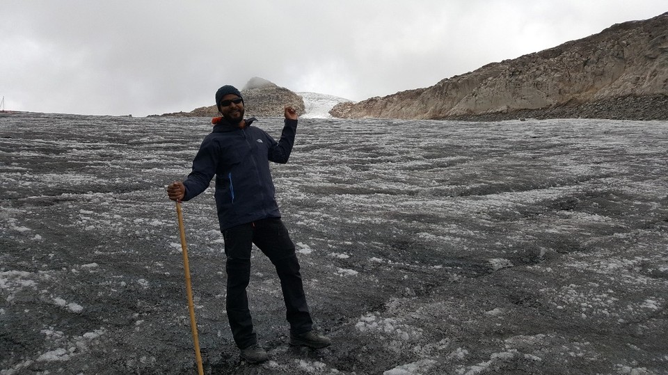 Kolumbien - Manizales - Nach ca. 3 h Wanderung sind wir an unserem Ziel angekommen. 4700 m. Höher geht zwar schon, aber nur mit Genehmigungen, speziellen Equipment und einer vernünftigen Akklimatisierung.
Ab hier beginnt auch die dicke Eisschicht mit dem ein oder anderen Riss. Die Spitze von "Santa Isabel"  konnte man schon gut sehen. Eigentlich ist es nicht mehr weit bis zum Gipfel (4965 m).