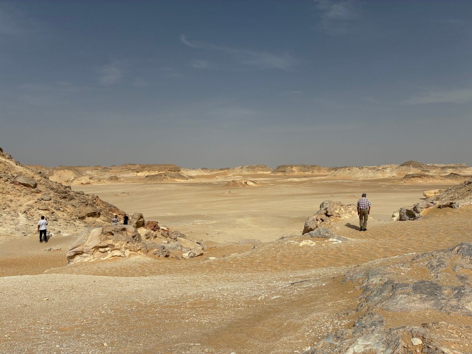 Ägypten - Bawiti - Nicht erkennbar, aber ein tiefes Tal tut sich vor uns auf