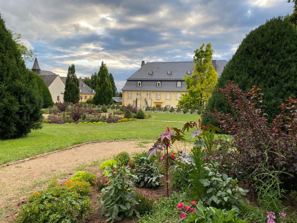 Deutschland - Perl - Abendspaziergang durch den Barockgarten des Palais von Nell