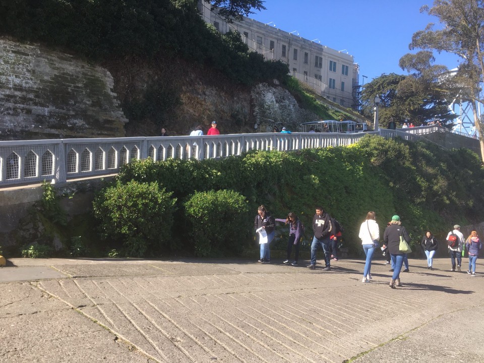 Vereinigte Staaten - San Francisco - Das ist sie also: die sehr steile, unebene Strasse die zum Gefängnis führt. Nach so vielen Warnungen vor und auf dem Schiff haben wir Schlimmeres befürchtet.