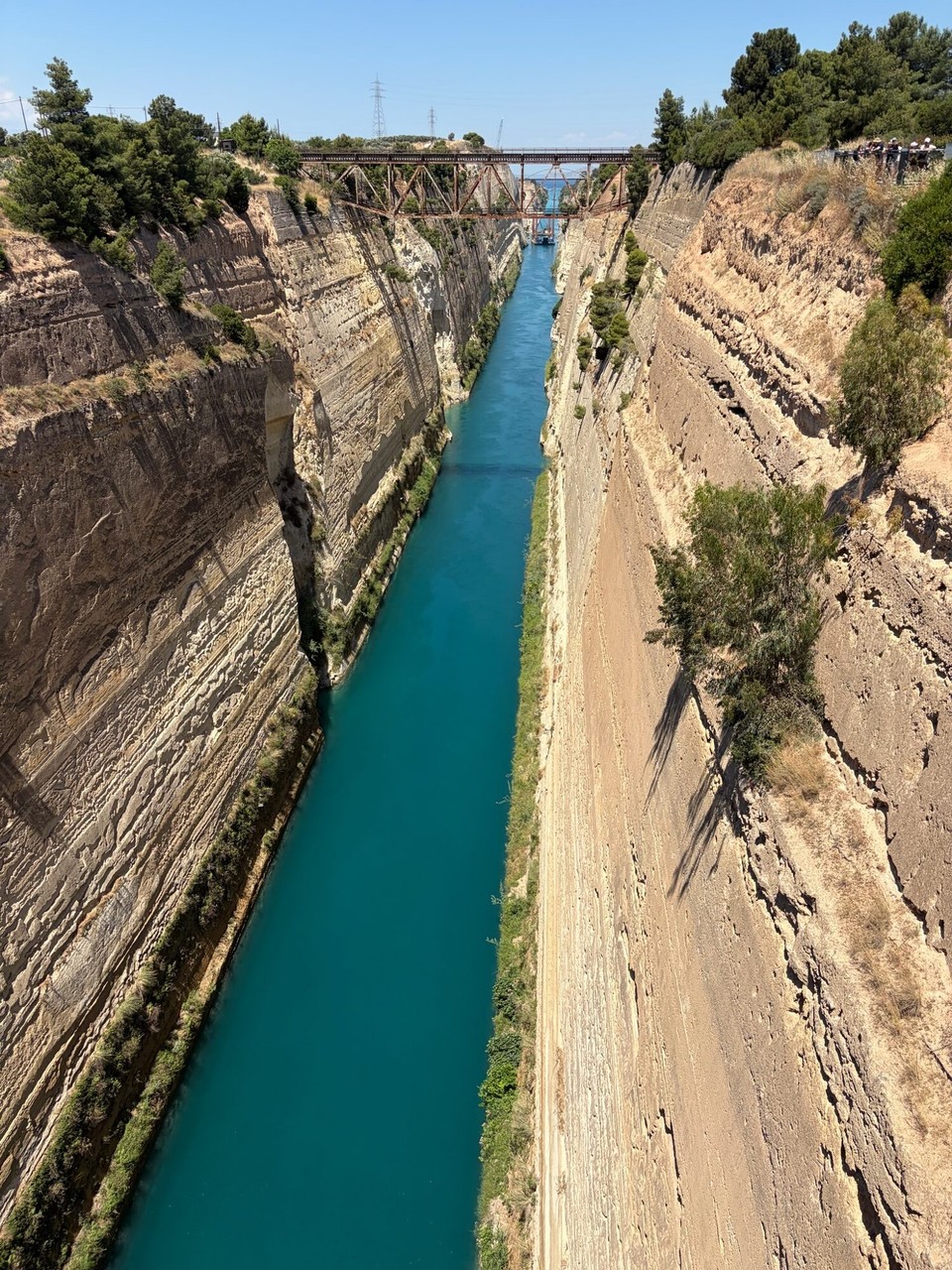 Griechenland - Loutraki Perachoras - Heute ging es mit dem Mietwagen nach Lefkada. Nach Öl nachfüllen und Problemen mit der Klimaanlage wurde ein erster Stopp am Kanal von Korinth eingelegt.