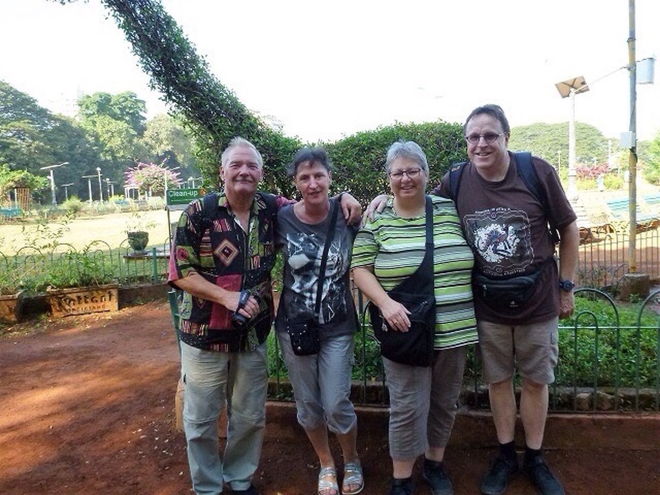  - Indien, Mumbai,  - Mit Sylvia und Ronald im Kamala Nehru Park
Darunter befindet sich ein riesiges Wasserreservoir, das ganz Mumbai versorgt. 