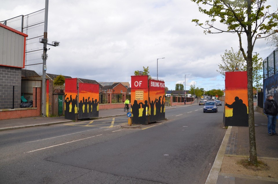 Vereinigtes Königreich - Belfast - Paart duerch d'Stroos fir déi 2 Quartieeën ze trennen