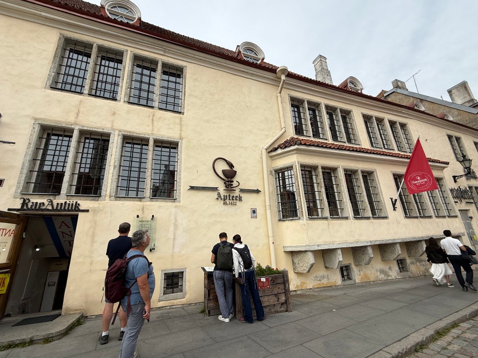 Estland - Tallinn - Apotheke (Urkunde für 3. Besitzer von 1422)