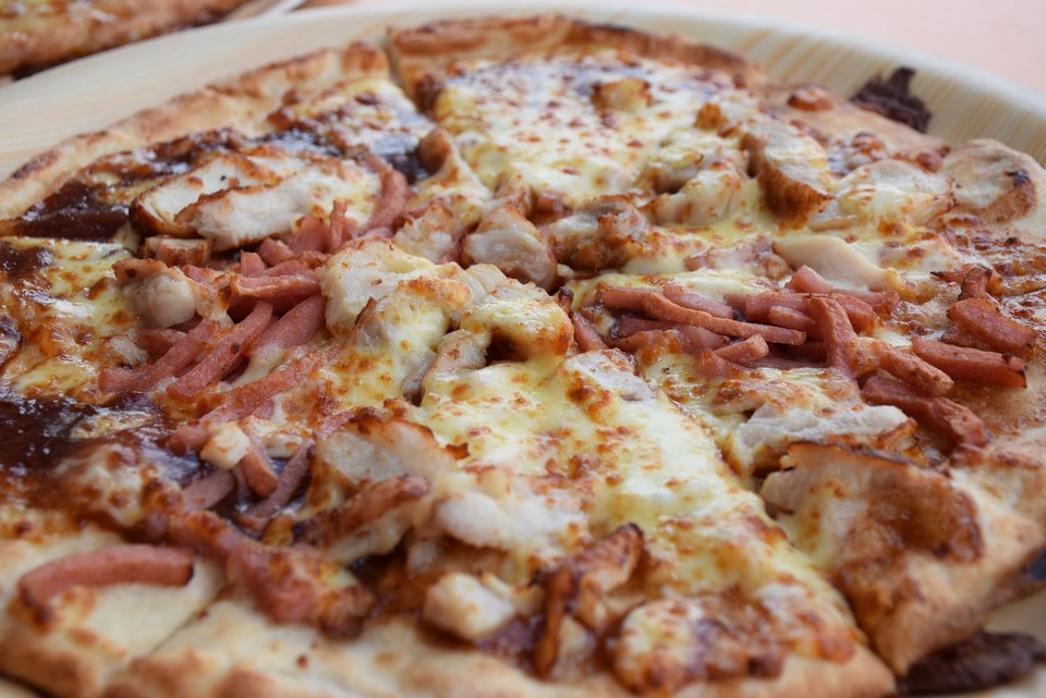 Australien - Newcastle - American style Pizza mit Barbecue Soße und Hähnchen