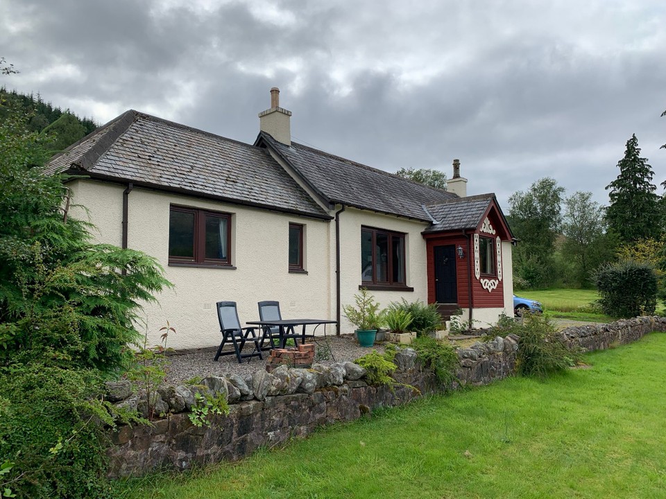 Vereinigtes Königreich - Kyle - Äs sehr schöns Cottage ufemne grosse Grundstück.
(Im Huus aues juscht; dr Garte top; um ds Huus flop (aues überwucherte mit Gjätt - mir hei du chli Hand agleit, de hei mers när o vorem Huus schön gha))