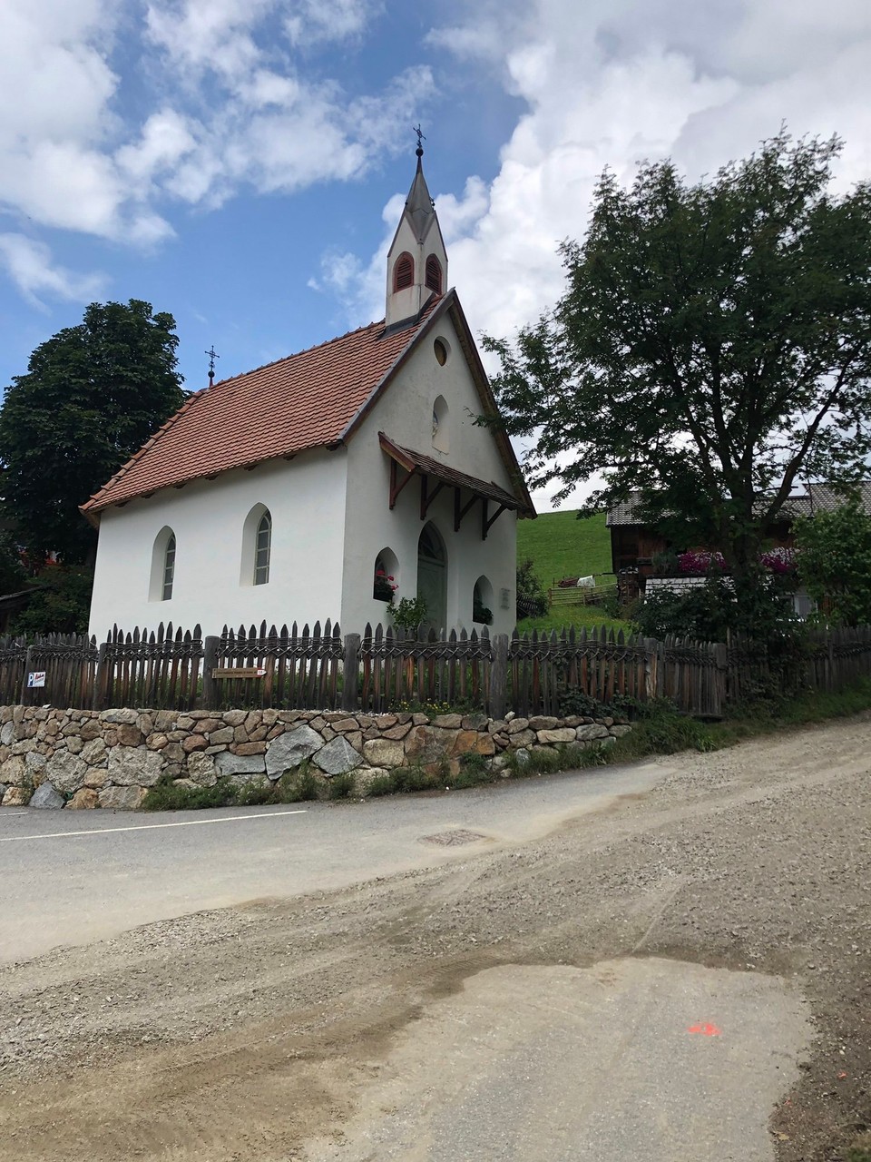 Italien - Ritten - Eine kleine Kapelle in einem Drei-Häuser Dorf auf dem Weg