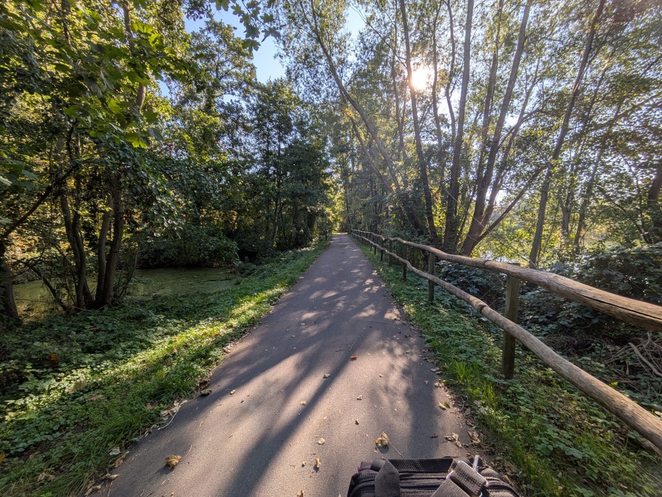 Deutschland - Berlin - Wieder längere Zeit Zeit über Waldwege und auf Deichen. Leider hatten wir heute erneut fiesen Gegenwind. Wirklich sehr hinderlich, wenn man Strecke machen will.