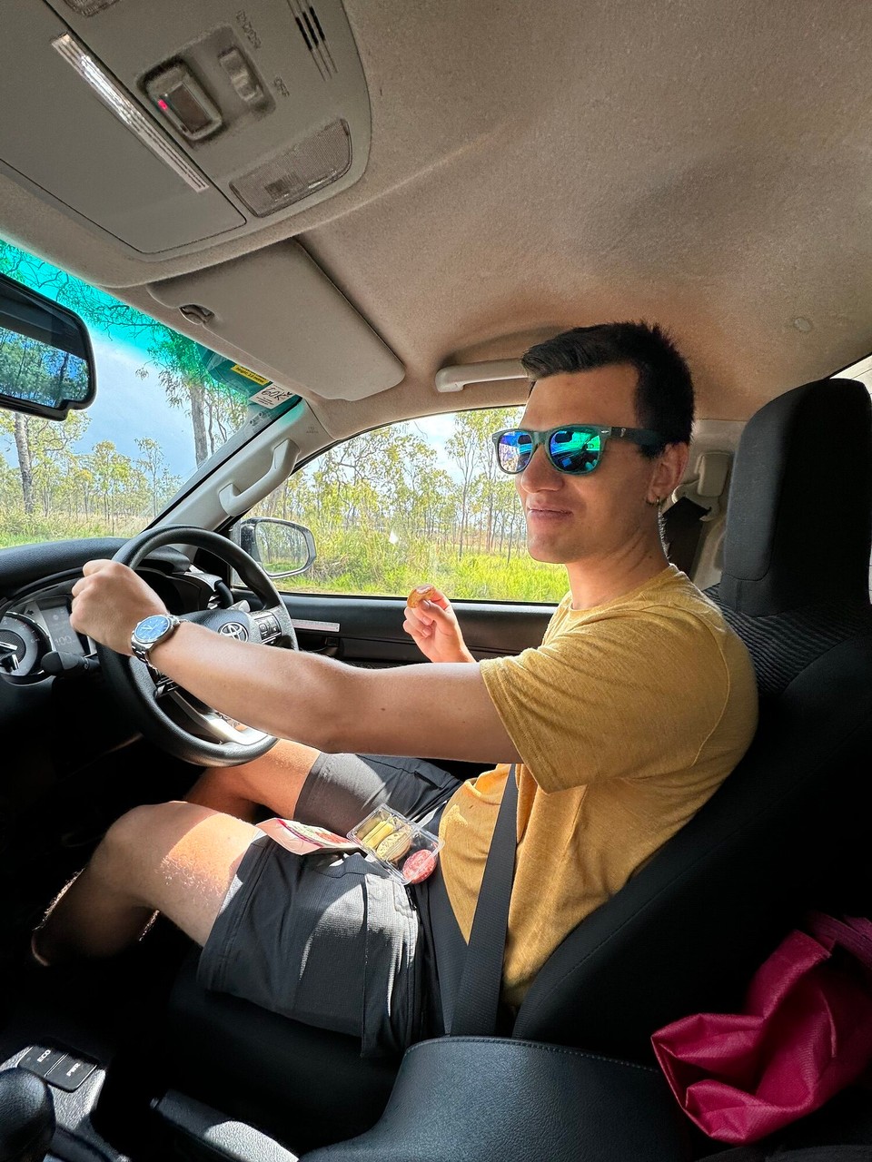 Australien - Ravenshoe - Singapur hets überall Werbig ka vo dena Salami-Chracker Snacks vo Australia. Dr Marc het sich döt scho gfreut, dia chöna zprobiara. In Indonesia hetr nia guata Salami becho, darum isch im Auto nid lang ganga hetr dia mit viel Gnuss gässa.