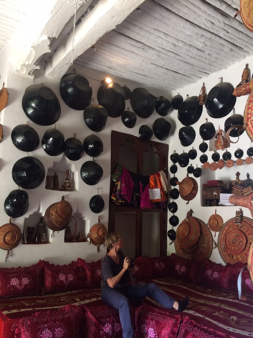 Äthiopien - Addis Abeba - Ein weiteres Stadthaus, diesmal ein Museum. Die Schüsseln an den Wänden sind Deko, Demonstration des Reichtums und Ausstattung für jede Art von Zeremonie von der Wiege bis zur Bahre zugleich 