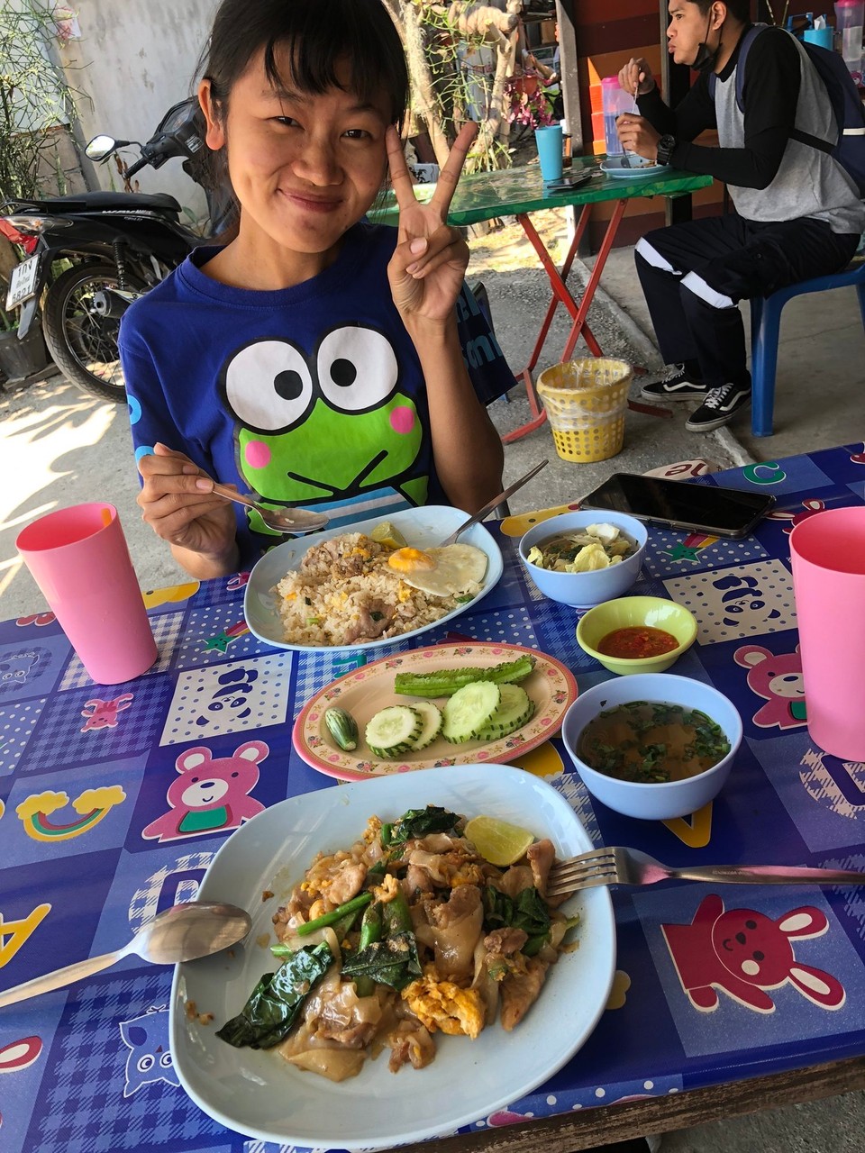 Thailand - Mueang Chiang Mai - Mittagessen bei der Fahrschule mit Seng aus Kambodscha. 🍜