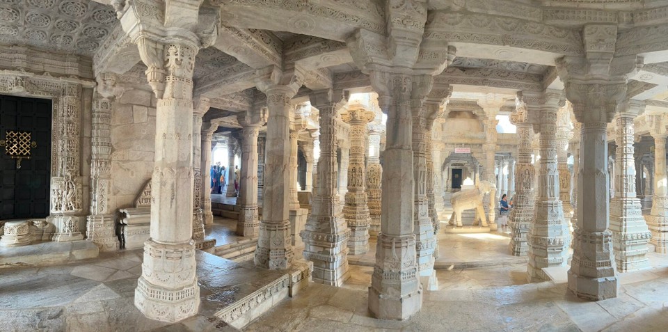 Indien - Rajsamand - Licht durchflutet den Raum und gibt dem Tempel eine luftig leiche Atmosphäre.