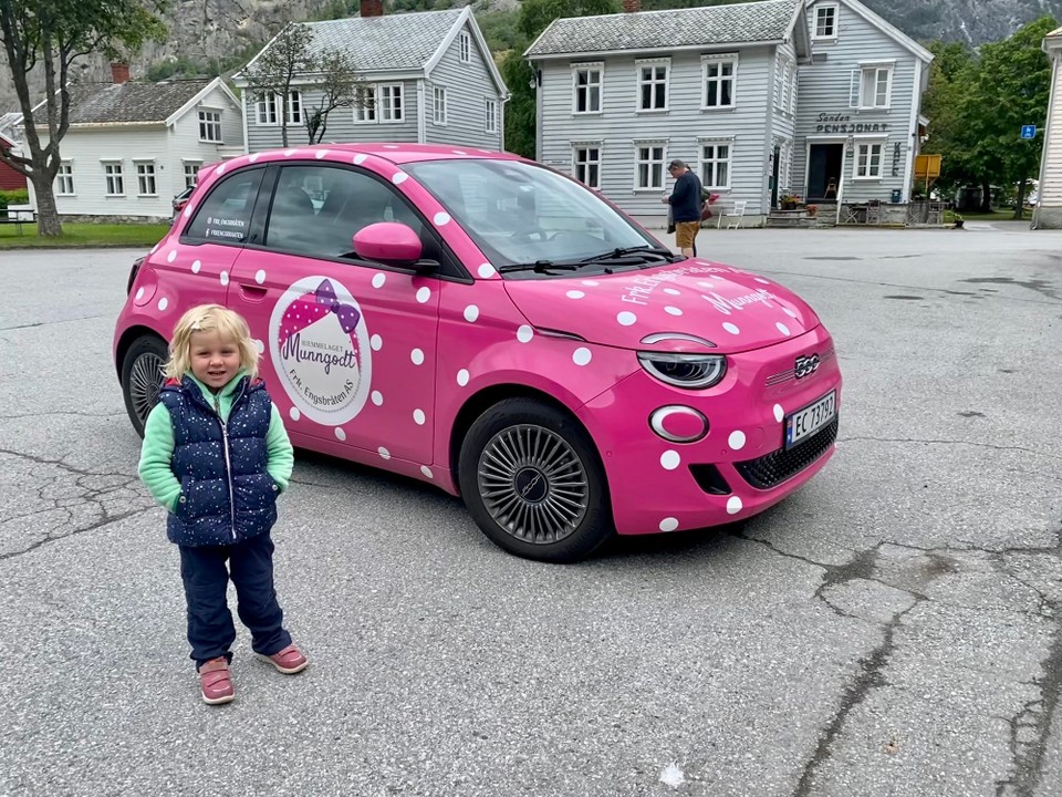 Norwegen - Aurland - Fiona hat ihr Traumauto gefunden 