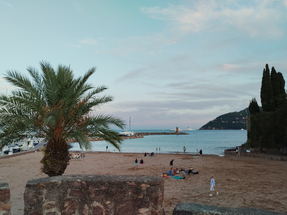 Frankreich - Cannes - Badeplatz gleich über die Straße 🤩