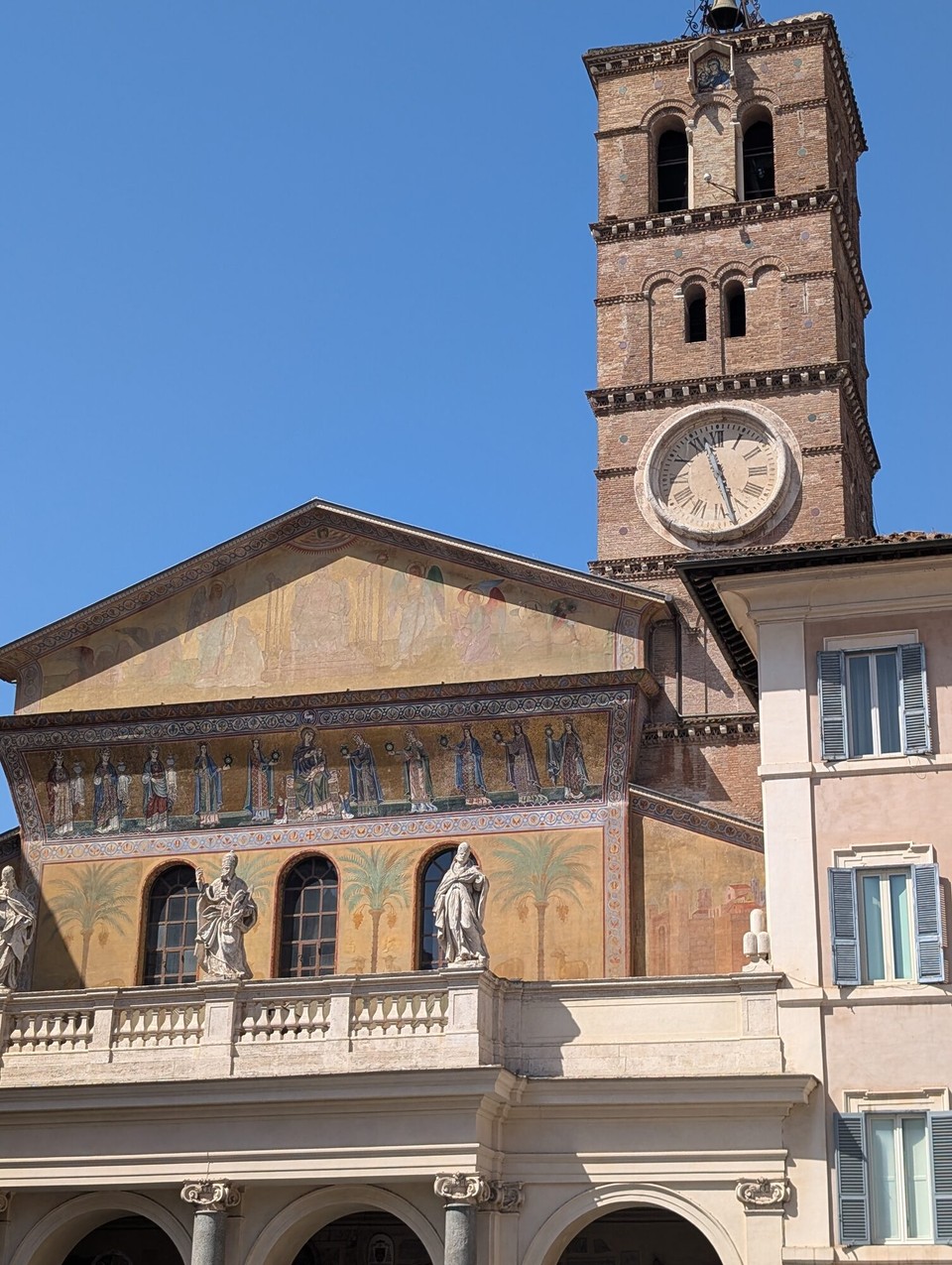 Italien - Rom - Bevor wir uns im Viertel Trastevere stärken, besuchen wir die von aussen eher unscheinbare Basilika Santa Maria. 