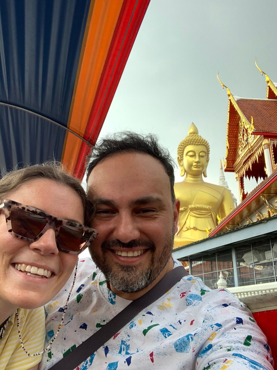 Thailand - Bangkok - Im Hintergrund: Der neue Buddha! Vor 6 Jahren gebaut, 21 Mio Euro (!!) Kosten und Tonnen von Bronze 