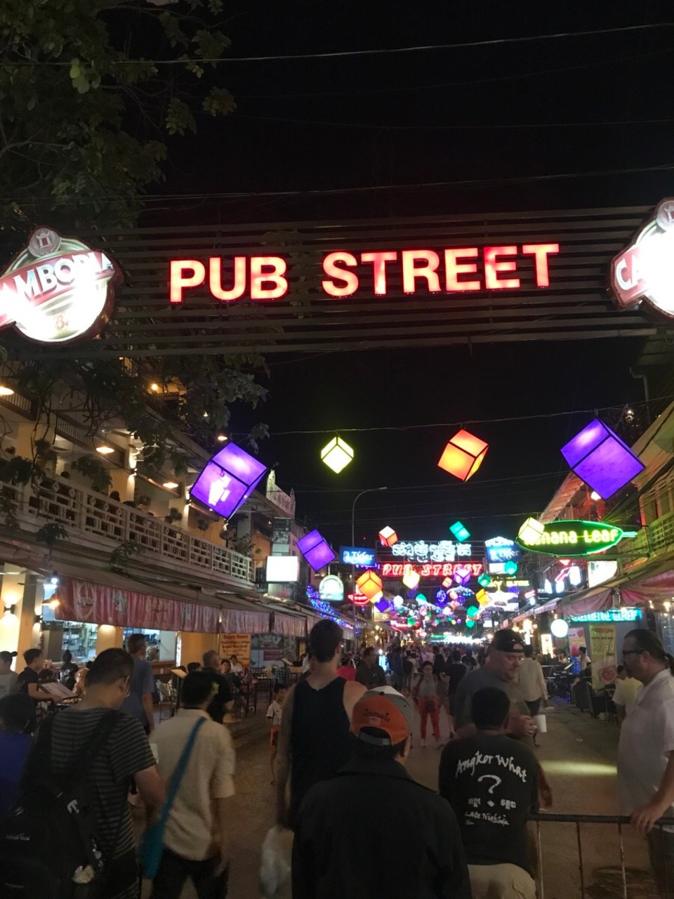 Kambodscha - Siem Reap - Erster Abend Pub Street 🍻🎉

Eine lange Strasse voller gemütlichen Restaurants und Bars! 
