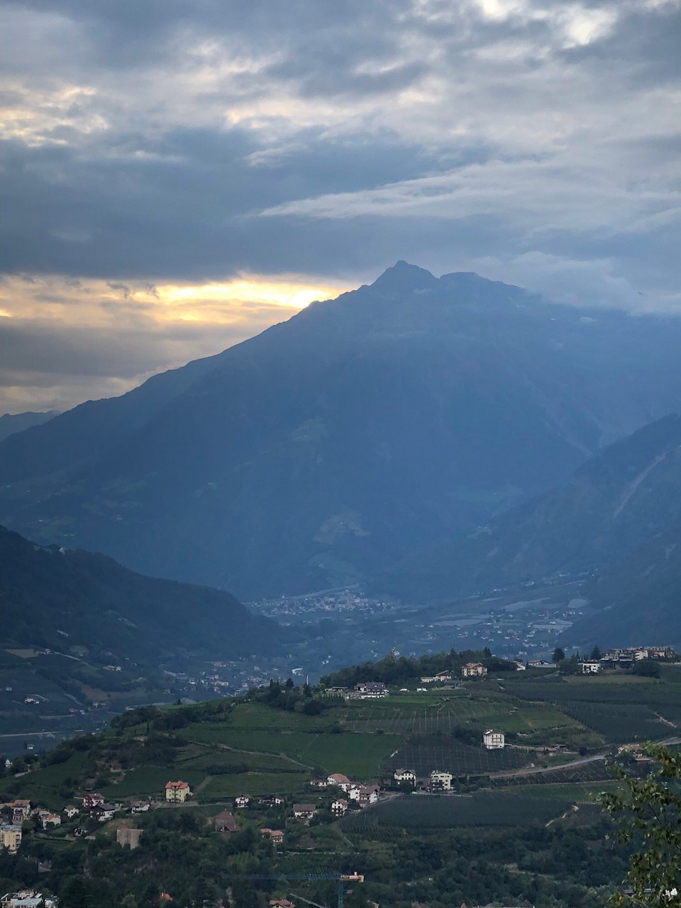 Italien - Schenna - Sonnenuntergang im Vinschgau