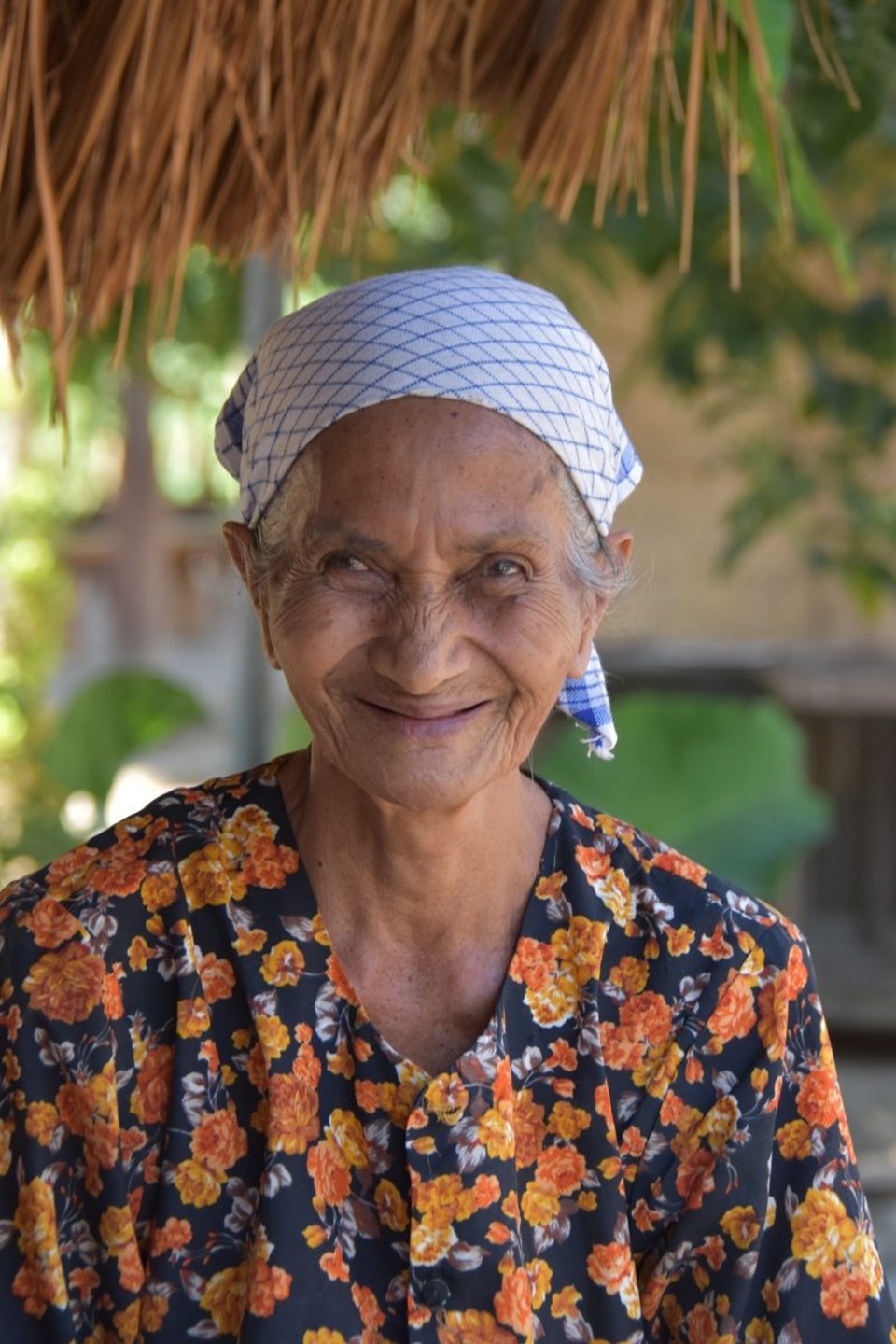 Indonesien - Kabupaten Lombok Tengah - Als wir ihr ein paar abgekauft hatten, zauberte es ihr ein Lächeln auf das Gesicht.