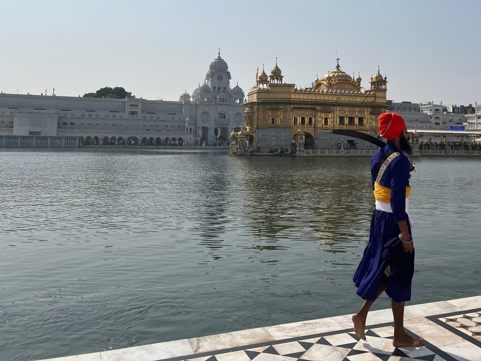 Indien - Amritsar - Tempelwachen, die darauf achten dass sich alle an die Regel halten und den heiligen Ort nicht entweihen.