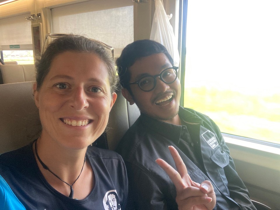 Indonesien - West Jakarta - Zulfi und Sophie treffen sich im Zug 😂 (ich hab erst gedacht er hätte mir nur meinen Namen nachgesprochen 😂🤦🏻‍♀️)