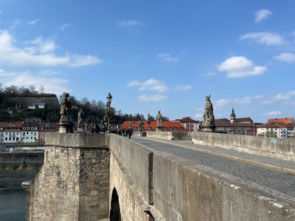 Deutschland - Würzburg - Alte Brücke mit Wertsystem