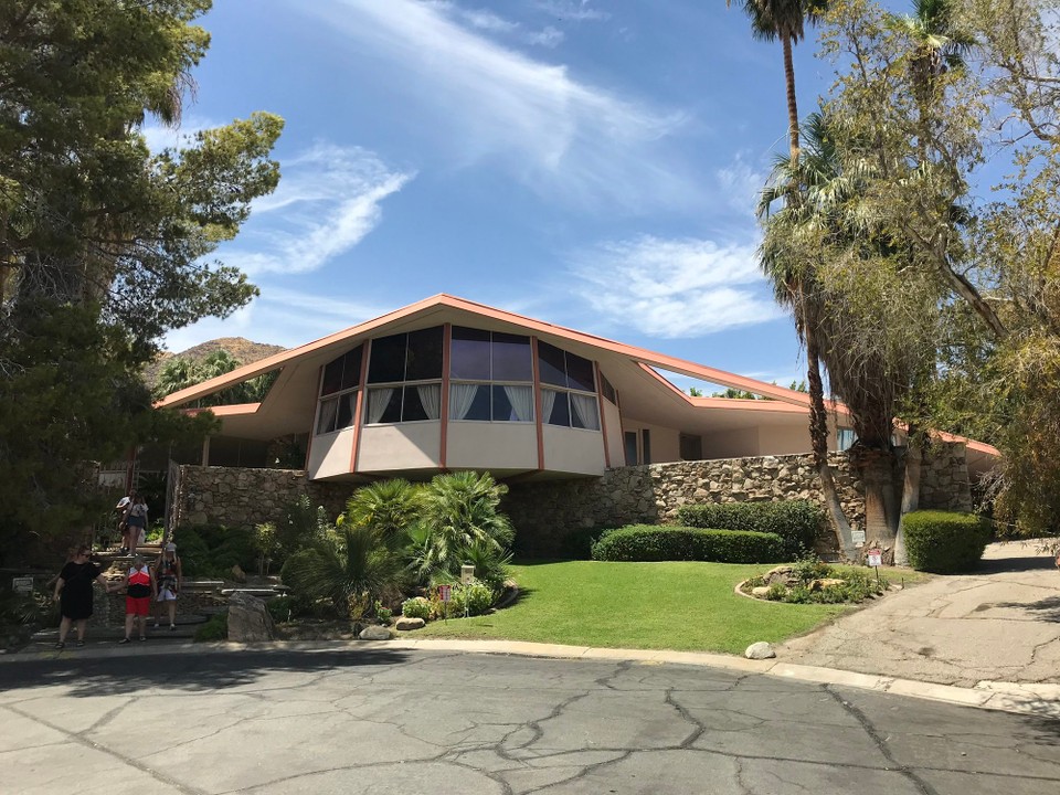 Vereinigte Staaten - Kingman - Elvis Haus, Blick von der Straße. Es sollte ein wenig wie ein gelandetes UFO aussehen.