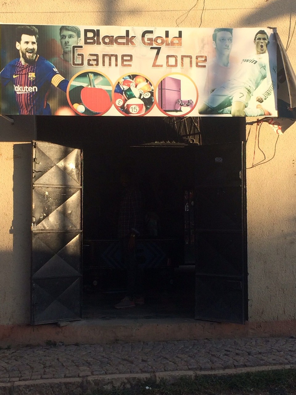 Äthiopien - Mekele - Wer genau hinguckt, sieht in der Werbetafel vier bekannte Fussballergesichter. Man guckt hier begeistert Championslegue. Und Messi+Ronaldo werben hier für fast alles. Ob sie das wissen?