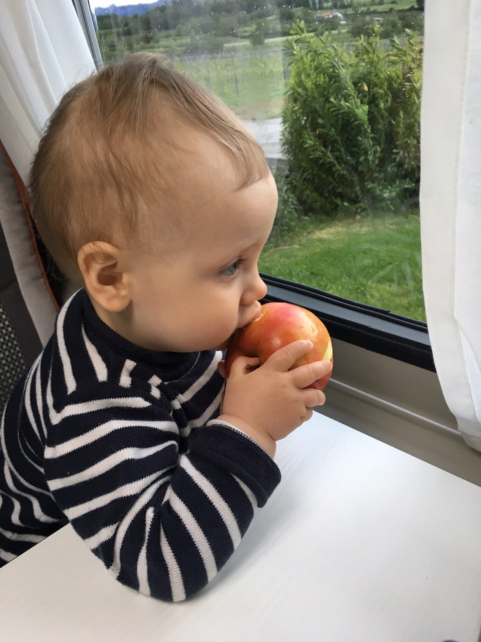 Slowenien - Vipava - Lelia und ihr neuer Apfel 🍎 