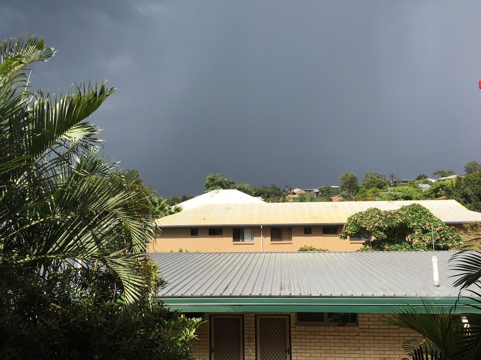 Australien - St Lucia - Oder besser: das Gewitter. Die locals sagen dass es viel zu warm ist für diese Jahreszeit und dass es viel mehr regnen müsste. Mir hat es heute gereicht-meine fast trockene Wäsche ist direkt wieder nass geworden. Hat nämlich auch seitwärts geregnet. Aber die Luft ist frischer und es arbeitet sich leichter 😉 mein erstes aussie Gewitter... es gab sogar einen Mini Tornado am Flughafen 🙊 