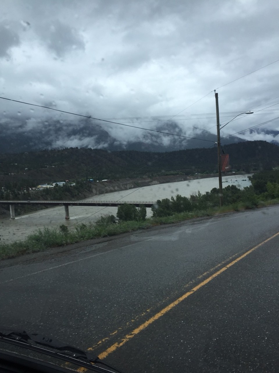 Canada - Clearwater - Bergen, wegen, water, regen.