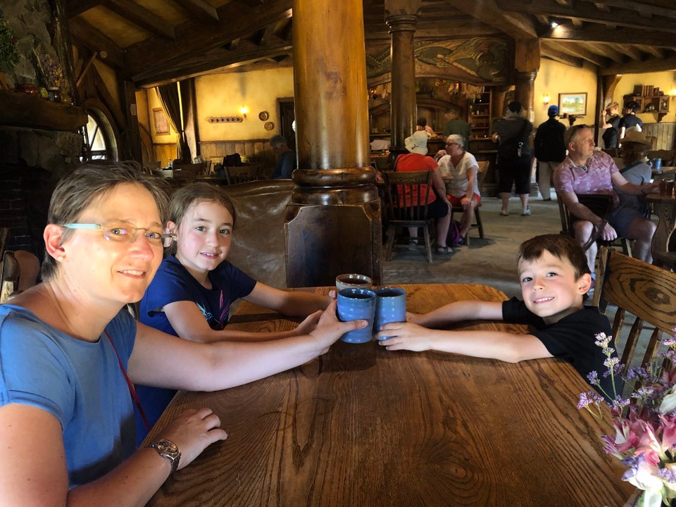 Neuseeland - Matamata - Prost 🍻! Im Grünen Drachen noch ein Getränk trinken. 