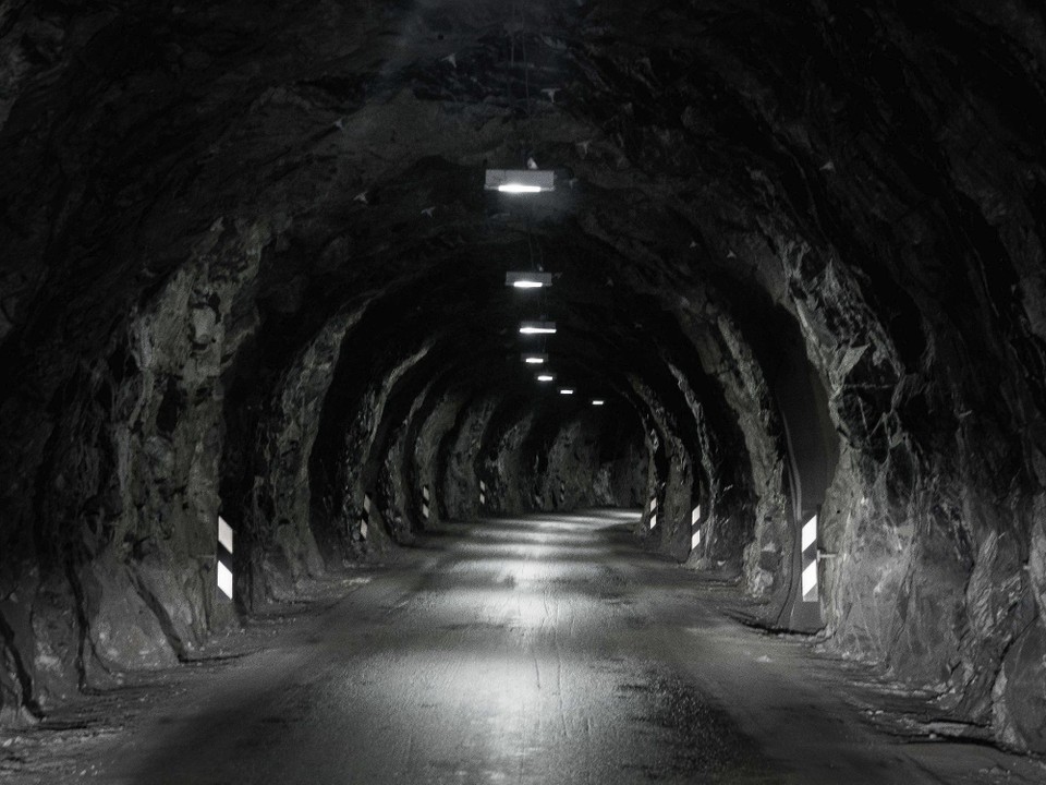 Norwegen - unbekannt - Die Tunnel sind hier auf Senja meist einspurig & eher in Felsen "gesprengte Löcher".