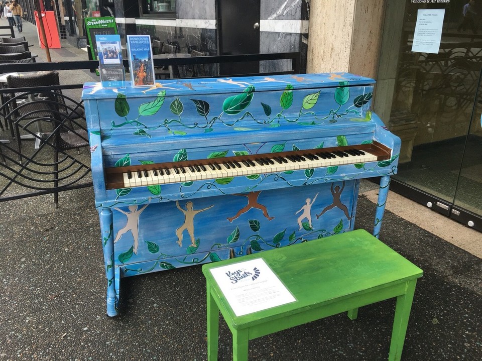 Kanada - Vancouver - Wie genial ist dieses Projekt? In der ganzen Stadt findet man Klaviere. Für die Öffentlichkeit zum spielen - also wenn man es halt kann =) 