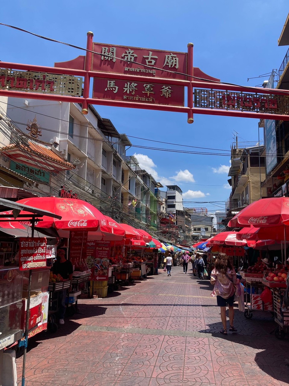 Thailand - Bangkok - Chinatown Markt - fast alle haben sich bei den Temperaturen in den Schatten verzogen - 36 Grad am Thermometer, 42 Grad gefühlt mit der Luftfeuchtigkeit…