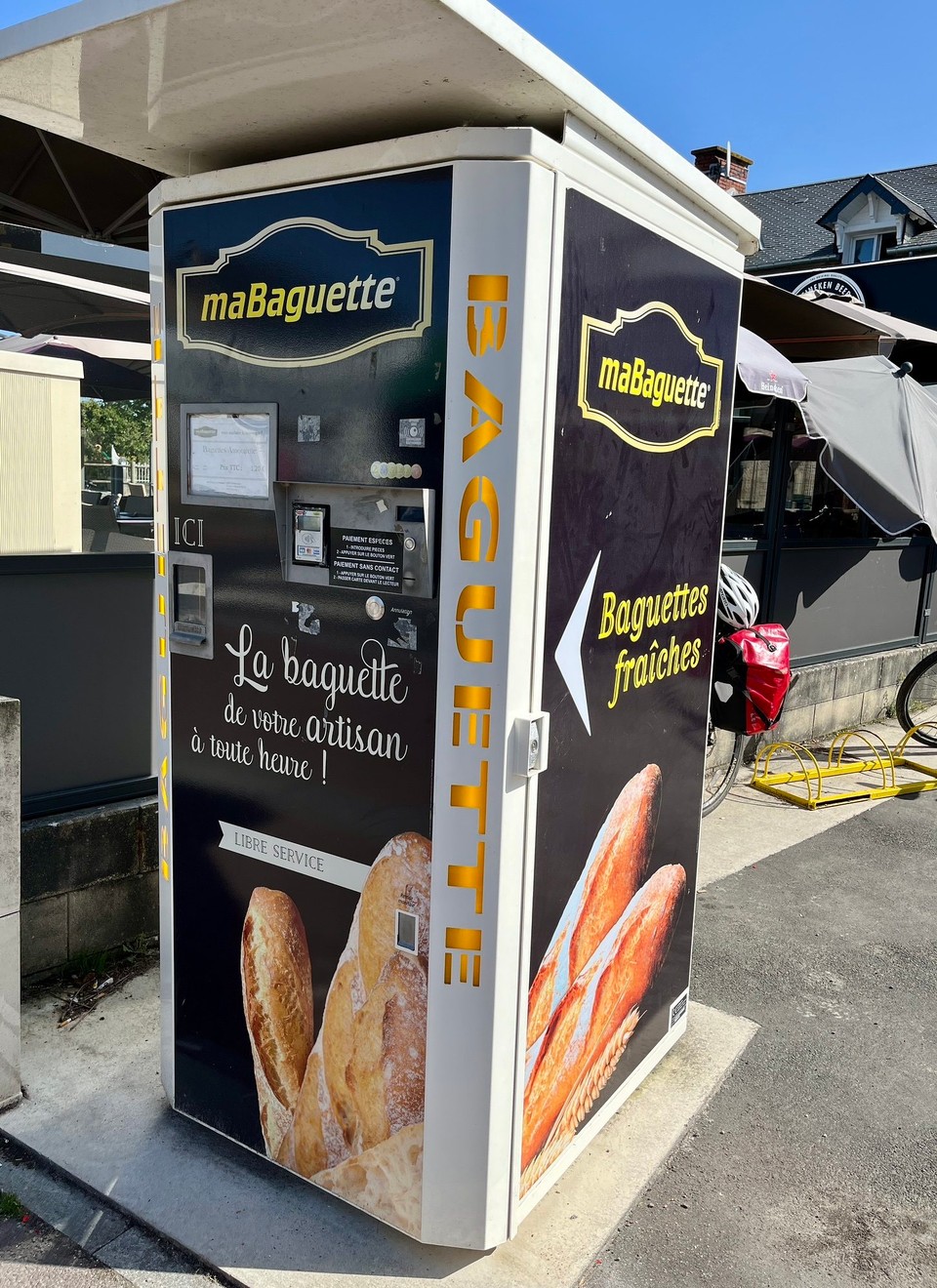 Frankreich - Saint-Malo - … haben ihn noch nicht getestet, den Baguette-Automaten. Die Boulangerie war offen. :-)))