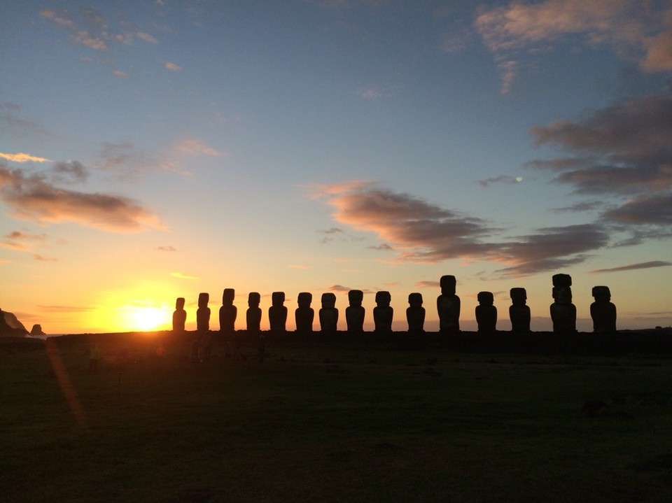 Chile - Hanga Roa - Magischer Sonnenaufgang bei Tongariki