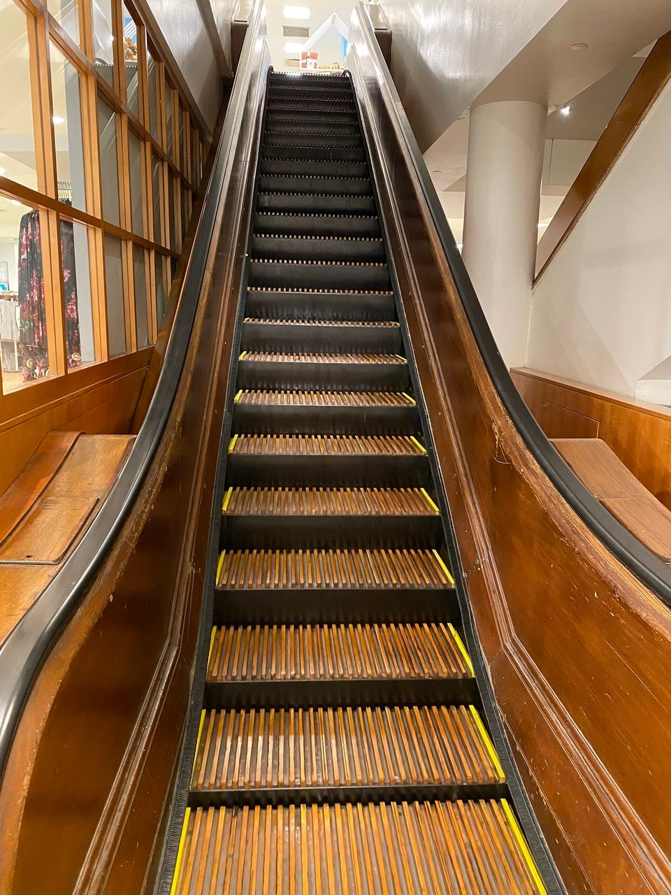 Vereinigte Staaten - New York - Macy‘s Alte Holzrolltreppe, die immer noch im Gebrauch ist