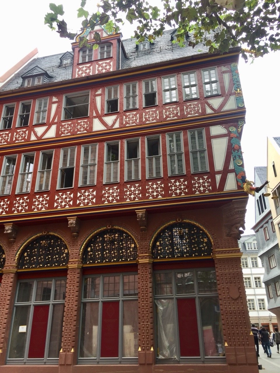 Deutschland - Frankfurt am Main - Das Haus zur Goldenen Waage war ein im Kern mittelalterliches Fachwerkhaus in der Altstadt. Es wurde am Domportal von einem Holländer 1619 erbaut und im Krieg zerstört  Jetzt mit viel Handarbeit rekonstruiert.