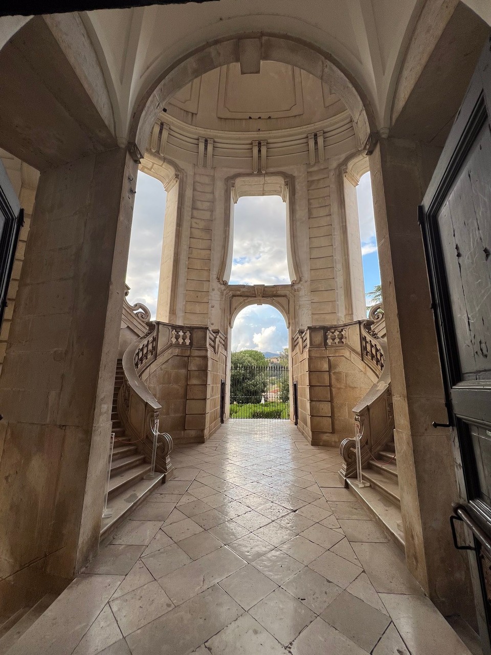 Italien - Padula - Zu dieser grossen beidseitigen Wendeltreppe hatten wir leider ebenfalls keinen Zutritt. Aber aus der ferne fotografieren ging immerhin🙂🙃