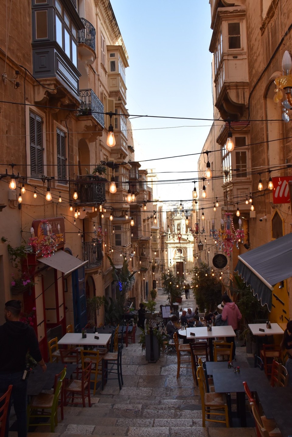 Malta - Valletta - Historisch und von den Bauwerken gefällt uns die Stadt sehr gut, jedoch sind die Straßen so eng, das man nicht alles sehen kann. Vom Fotografieren ganz zu schweigen.