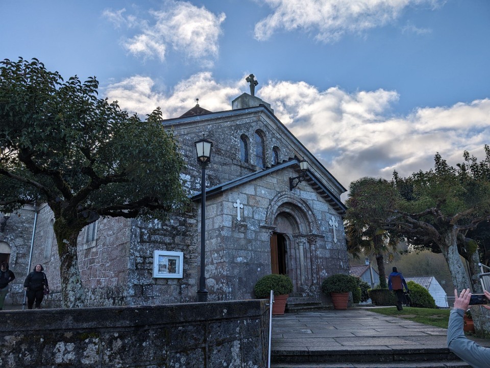Spanien - Melide - Von Außen sieht man es der Kirche nicht an, dass sie neben einem Heizpilz und großem Bildschirm auch über einen Kartenleser für Kreditkarten verfügt.