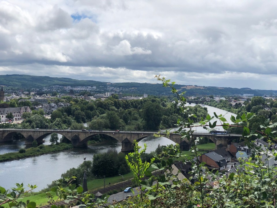 Deutschland - Trier - Im Hintergrund die alte Römerbrücke in Trier