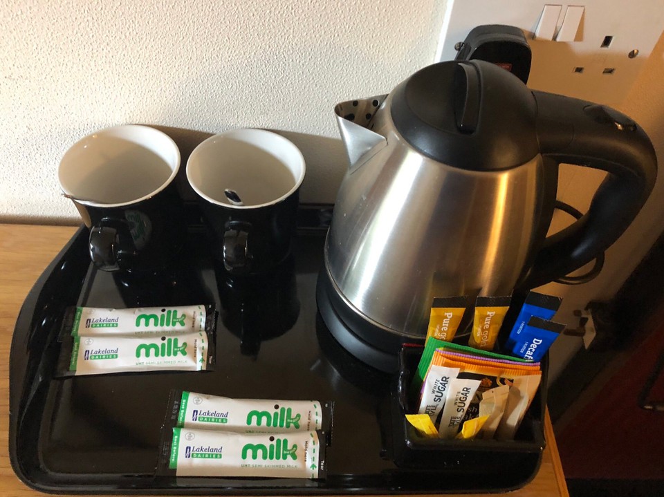 Vereinigtes Königreich - Livingston - Das gibt es im Hotel gratis (Wasserkocher, Tee usw.)