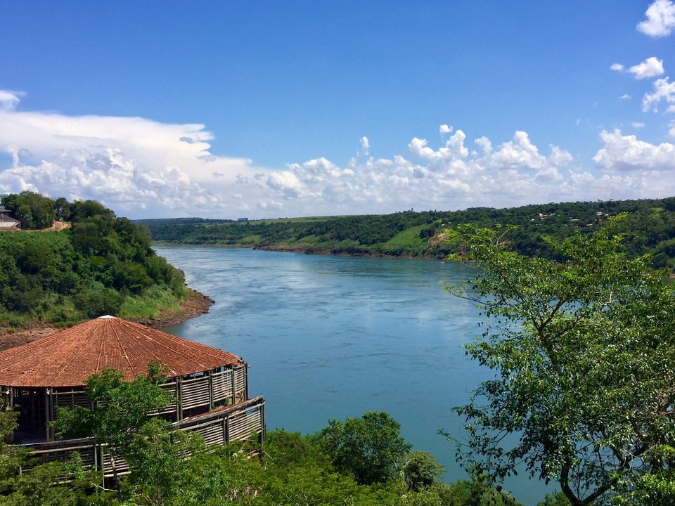 Argentinien - Iguazú - Der Fluss trennt Argentunien von Uruguay 