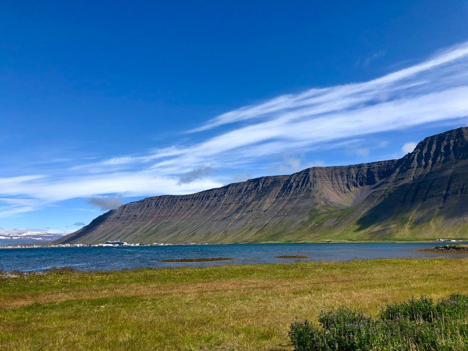 Island - Ísafjörður - Wir gehen erst einmal schnell einkaufen und dann begeben wir uns auf die Suche nach einem Reitstall, bei dem die Tochter eines meiner Kollegen für ein Jahr lang angestellt war... Sehr cool. Ihr hat es hier ausgesprochen gut gefallen. Blick vom Einkaufszentrum aus nach rechts...